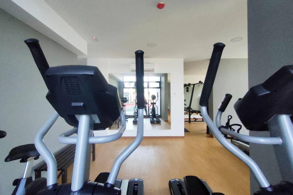Astetica Pool & Lake View High Floor 100Mbps Wifi Netflix Seri Kembangan Bagian luar foto